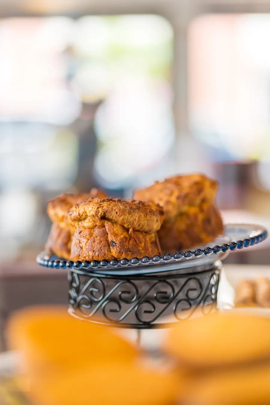 Pan dulce de naranja en pedestal