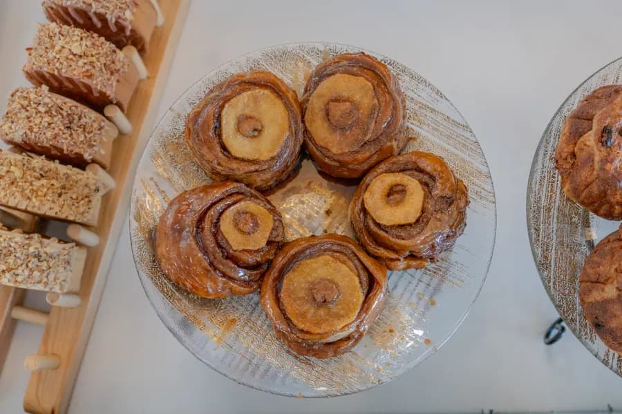 Rollos de canela recién horneados