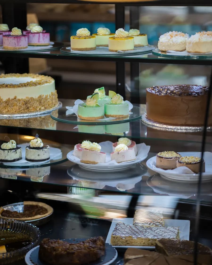 Vitrina con tortas en tonos pastel
