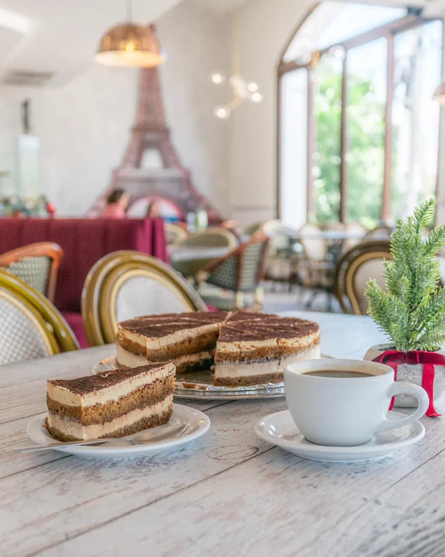 Tiramisú con café y ambiente parisino