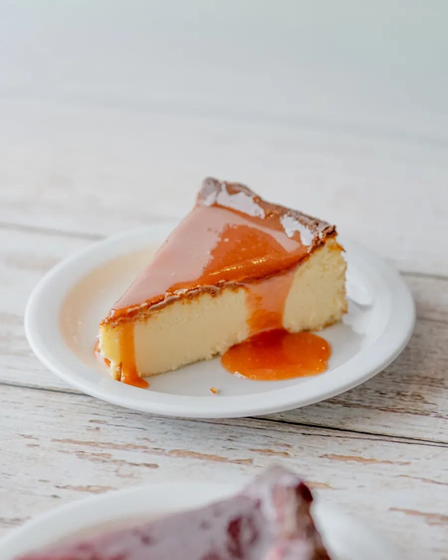 Cheesecake con salsa de frutas