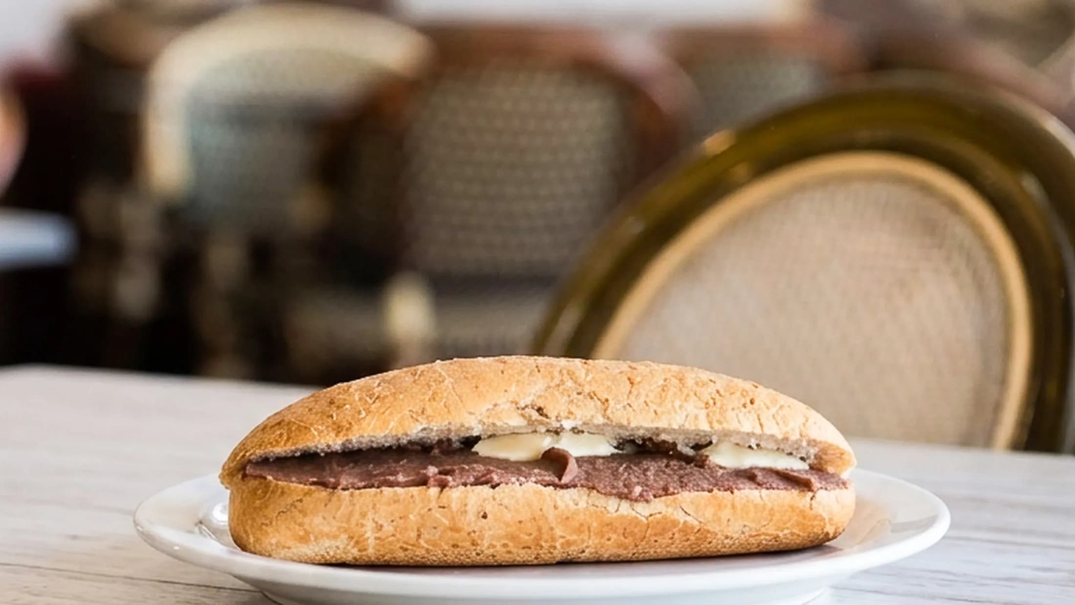 Baguette de chocolate y banano en una mesa de café