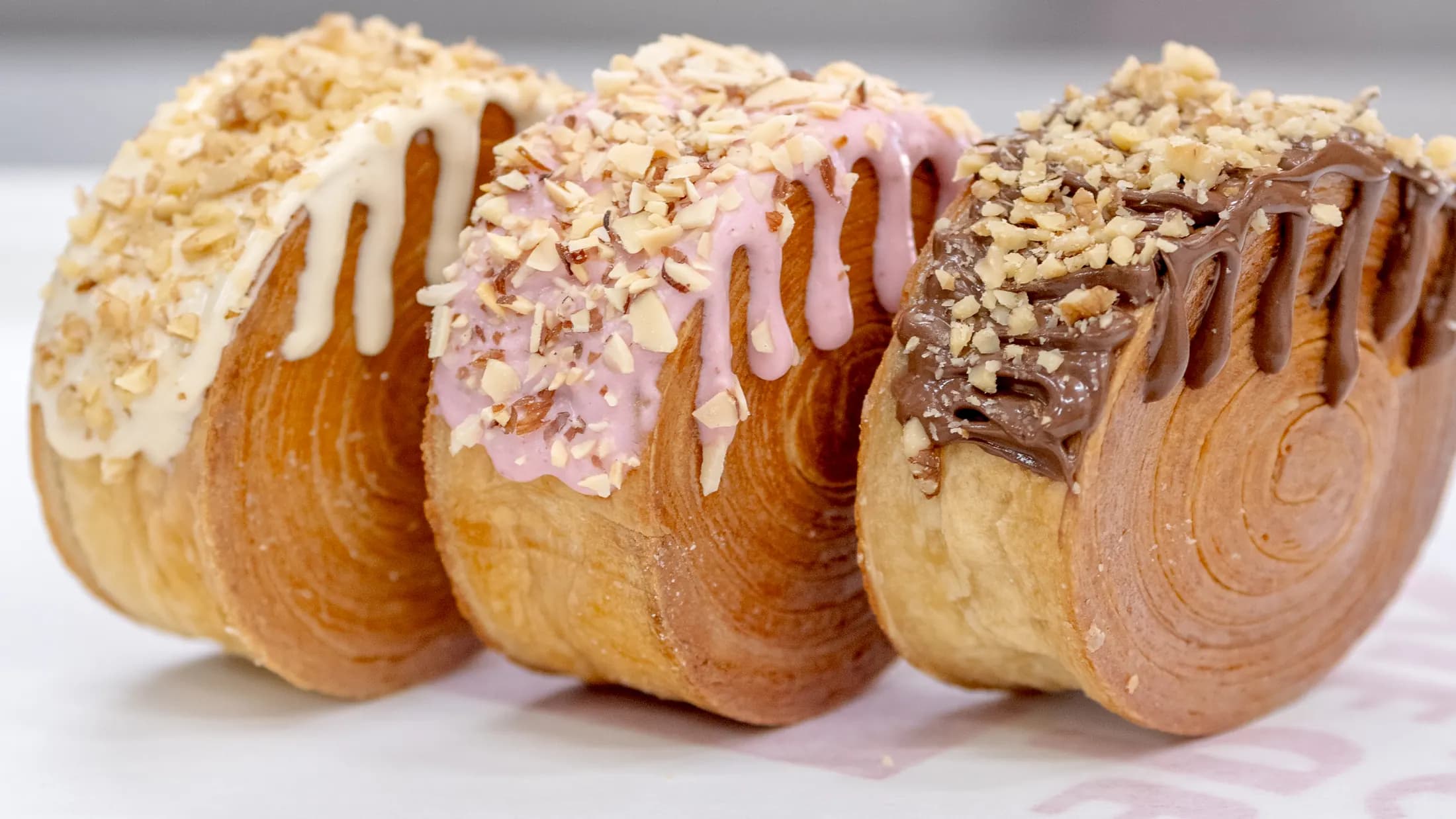 Croissants glaseados recién horneados